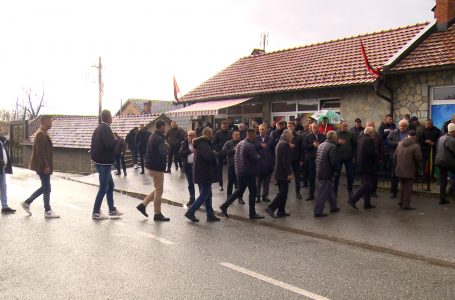 Familjarët e dy viktimave nxënës, kanë hapur bashkë dyert për të pame