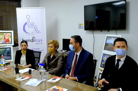 Kusari-Lila bashkë me krykuvendarin Glauk Konjufca vizituan shoqatën Handikos- KRONIKË ZGJEDHORE