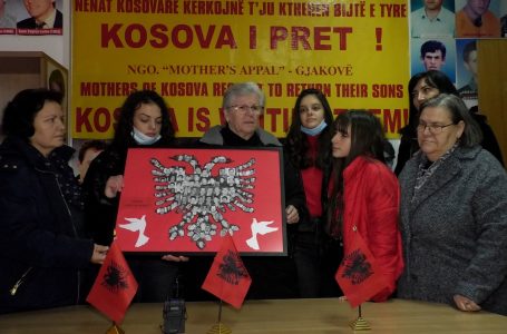 Nxënësit e SHMU “Emin Duraku” dhurojnë punimet e tyre të 28 Nëntorit shoqatës “ Thirrjet e Nënave”