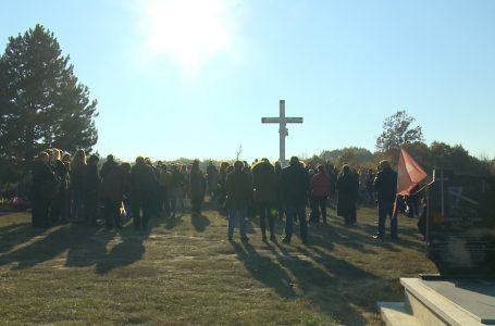 Besimtarët katolikë festojnë “Ditën e të gjithë Shenjtorëve”