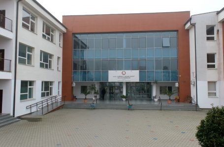 Qendra e votimit 0201C në Gjimnazin “Hajdar Dushi” ka filluar procesin me kohë