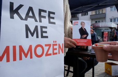 Qytetarët e Gjakovës ndaluan në tendën e LVV-së për të shijuar “Kafe me Mimozën” -KRONIKË ZGJEDHORE