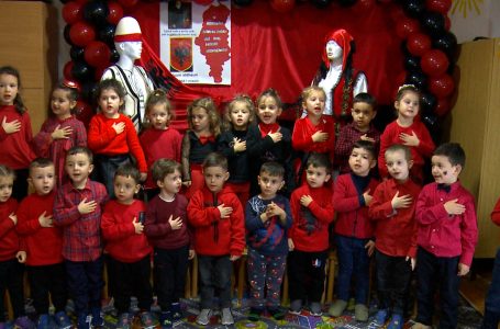 Të vegjëlit i këndojnë flamurit