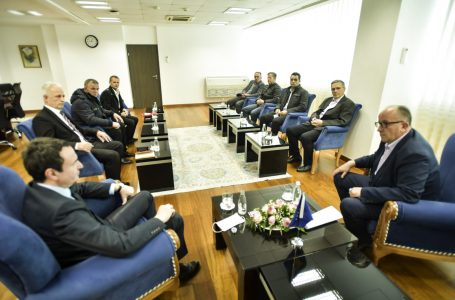 Kurti takon përfaqësuesit e familjeve të heronjve dhe dëshmorëve të kombit