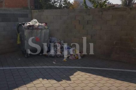 Mbeturinat në rrugën “Yllka Domi” në Gjakovë, nuk janë pastruar që një muaj