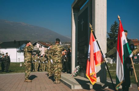 Të varrosur në Pejë, KFOR-i nderon heronjtë e rënë gjatë Luftës së Parë Botërore