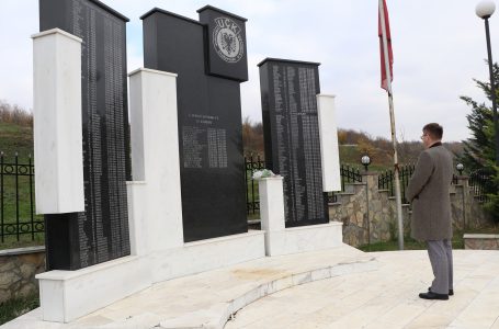 ​Abbott nderon viktimat e Krushës së Madhe