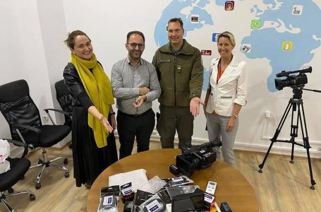 Departamenti i Gazetarisë në UP merr donacion nga KFOR-i danez