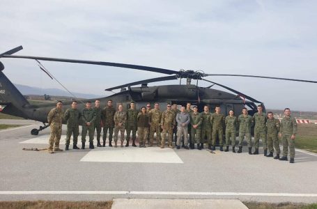 Instruktorët ushtarakë amerikan stërvitin kadetët e Akademisë së Mbrojtjes