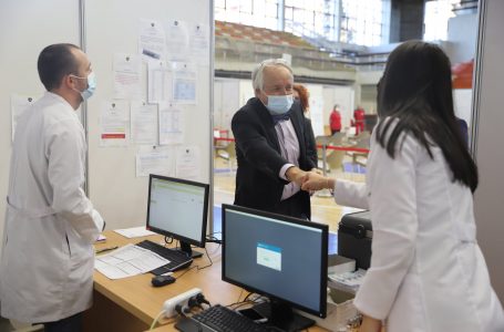 Ministri i ri i Shëndetësisë viziton qendrën e vaksinimit në Prishtinë