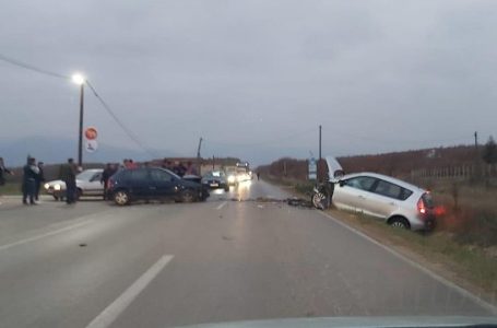 Dy persona janë lënduar në një aksident në fshatin Hereq