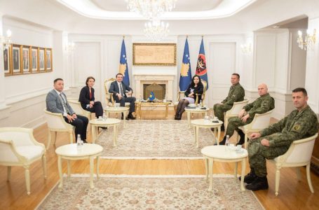 Sot mbahet ceremonia e pranimit të detyrës së komandantit të ri të FSK-së