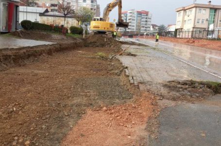 Dëmtohet gypi i ujit në rrugën Skënderbeu në Gjakovë