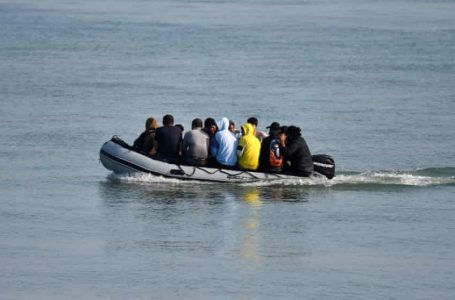 Fundoset varka, gjejnë vdekjen disa emigrantë që po shkonin për në Mbretërinë e Bashkuar