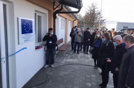​Sveçla: Qendra për Migrantë garanton trajtim human dhe të dinjitetshëm të migrantëve