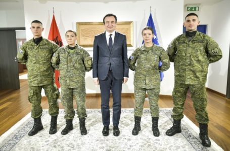 ​Kryeministri takohet me kadetë të FSK-së, studentë të Akademisë së Forcave të Armatosura të Shqipërisë