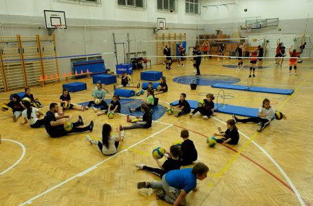 Akademia e volejbollit që po rrit talent të rinjë