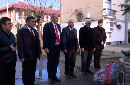 Balli Kombëtar në Gjakovë nderon heronjtë për Ditën e Flamurit