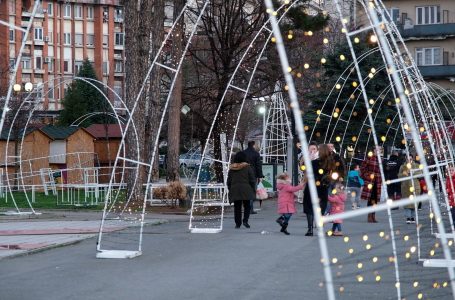 Ka filluar ndriçimi i qytetit të Gjakovës për festat e fundvitit