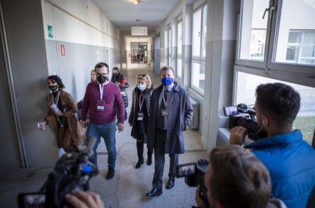 Szunyog viziton qendrat e votimit, bën thirrje që qytetarët të dalin dhe të votojnë