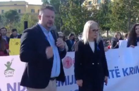 Vrasja makabre e  8-vjeçarit në Fier, qytetarët marshim në Tiranë, u bashkohet edhe kryetarja e Kuvendit