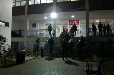 Në qendrën më të madhe të votimit në Gjakovë, procesi zgjedhor vlerësohet i qetë