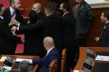 Përplasje e fortë në Parlamentin e Shqipërisë, ndërhyn garda