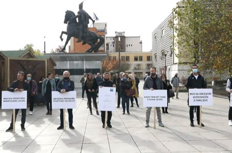 Punëtorët e Lotarisë së Kosovës protestojnë para Qeverisë