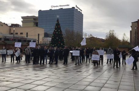 Shërbyesit civilë protestojnë para Qeverisë