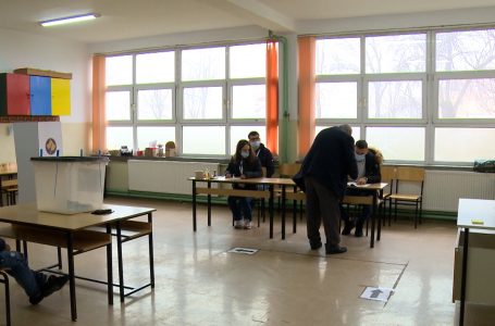 Votuesit e parë i drejtohen kutive të votimit në shkollën “Ukshin Miftari”