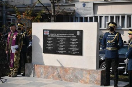 Kurti nderon pjesëtarët e Forcave të Armatosura Britanike të rënë në Kosovë