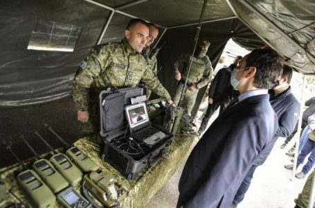 Kryeministri Kurti vizitoi stacionet me demonstrime të pajisjeve dhe armatimit të FSK-së