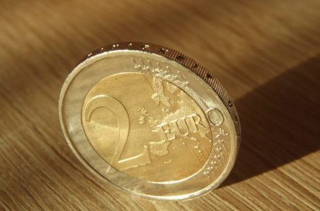 Kërkohet paraburgim për pesë kamarierët që dyshohet se shpërndanin 2-euroshe false