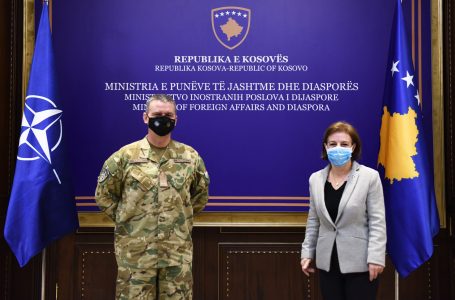 Ministrja Gërvalla takon komandantin e KFOR-it
