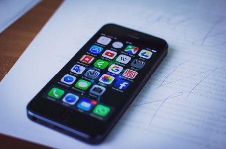 iPhone do të ‘zhduket’ pas 10 vitesh, do të zëvendësohet nga teknologjia AR