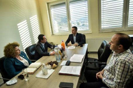 Kurti dhe Hajdari vizitojnë prodhuesit vendor të bllokave