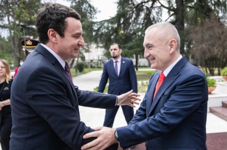 Kryeminstri Albin Kurti pret në takim presidentin e Shqipërisë, Ilir Meta