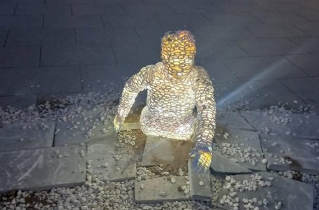 Dedikuar të pagjeturve të luftës së fundit në Kosovë, ekspozita “Më gjeni” vendoset në Sheshin e Prishtinës