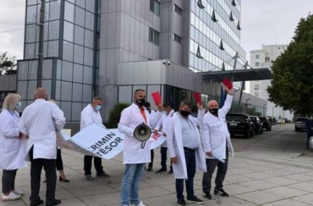 Punëtorët shëndetësor do të protestojnë para Qeverisë së Kosovës