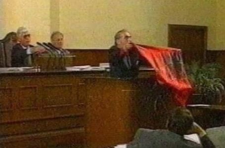 Viti 1997, kur deputeti shqiptar shpalosi flamurin kombëtar në parlamentin e Maqedonisë