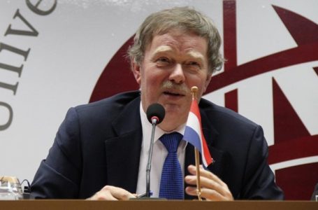 Ish-ambasadori i Holandës: Po ushtrohet presion ndaj Kosovës