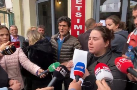 Familjarët e 8-vjeçarit të vrarë në Fier kërkojnë dënim me vdekje për Klodian Çalamanin