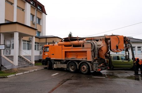 Pas 40 vjetësh pastrohet rrjeti i kanalizimit në spitalin “Isa Grezda” në Gjakovë