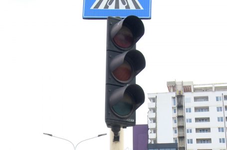 Në disa udhëkryqe në qytetin e Gjakovës semaforët janë jashtë funksionit