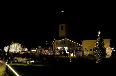 Ndizen dritat e Krishtlindjeve në fshatin Pjetërshan
