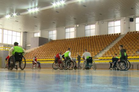 Handikos Gjakova organizoi lojën “Basket me Karroca”