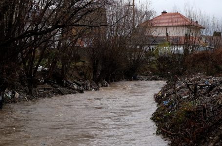 IHK paralajmëron shtim të reshjeve gjatë pasdites, nga e marta mund të ketë vërshime të shpejta të lumenjve