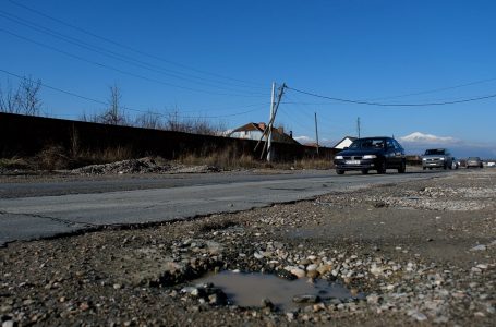 Shoferët e autobusëve të irrituar me zgjatjen e punimeve në rrugën Dollc- Gjakovë