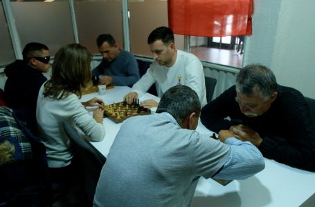 “Iniciativa e Pavarur e të Verbërve” organizon garat e fundit në shah dhe domino për këte vit
