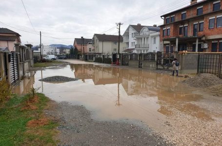 Gjendja e rrugës Patriot Berisha në Brekoc, vështirë e kalueshme